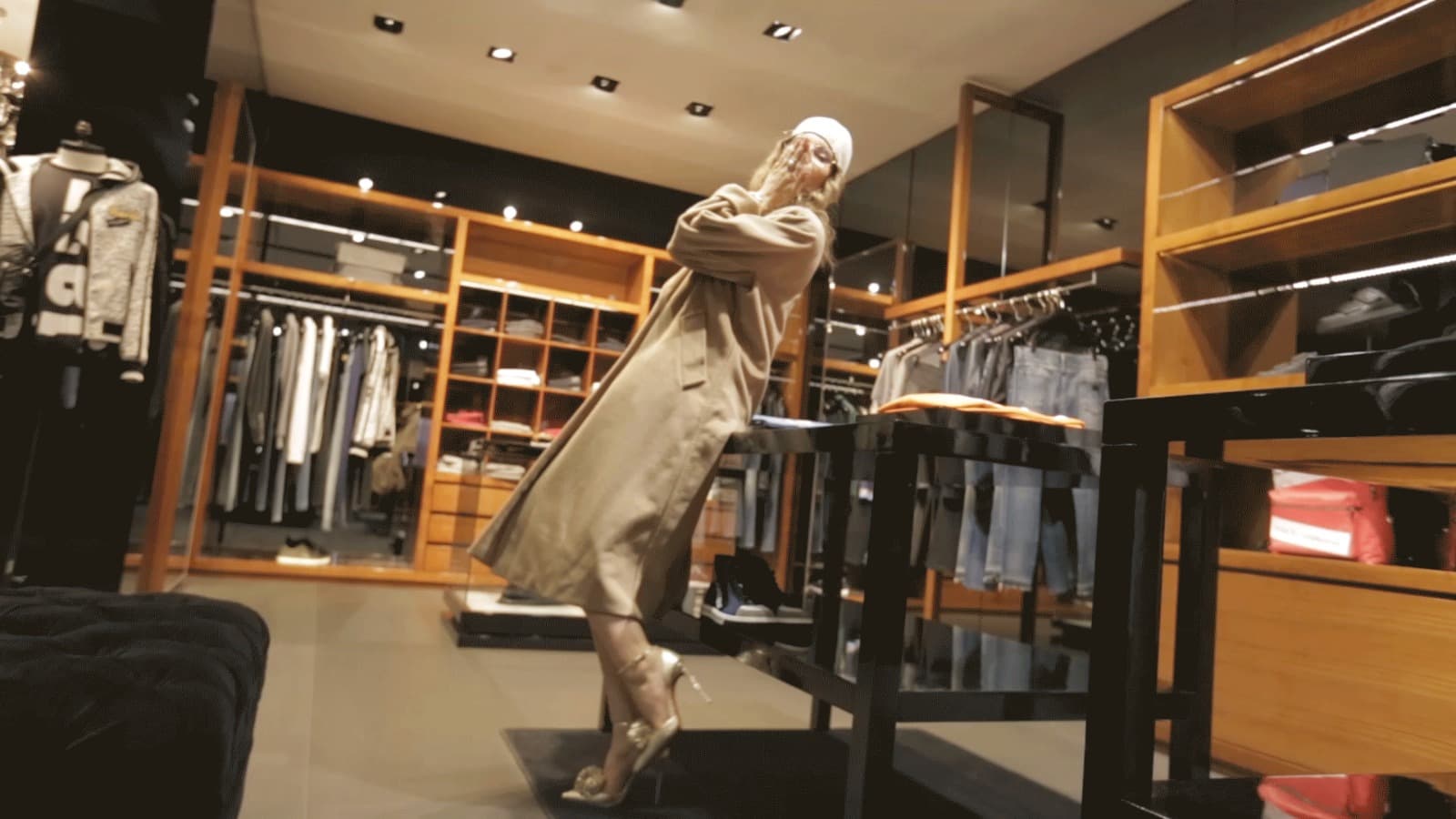 Cum să “furi” și să porți cu stil din hainele iubitului tău