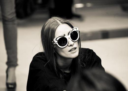 iulia-albu-nu-renunta-la-ochelarii-de-soare-preferati-nici-in-fata-calculatorului_7r