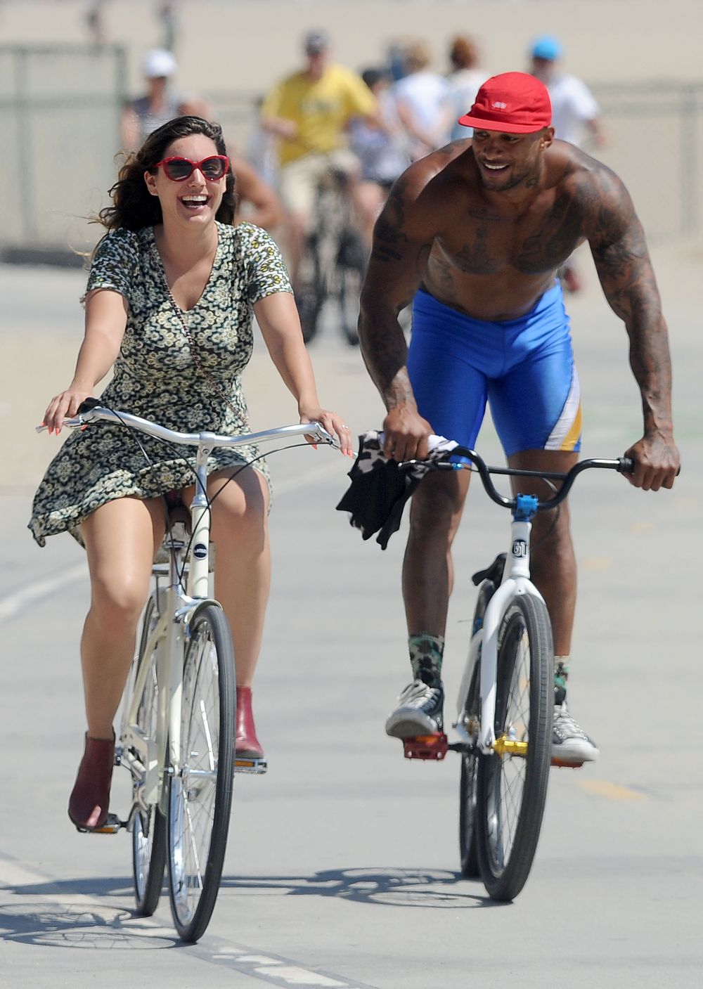 accident-vestimentar-pentru-kelly-brook-mersul-pe-bicicleta-s-a-transformat-in-dusmanul-ei-numarul-1_2