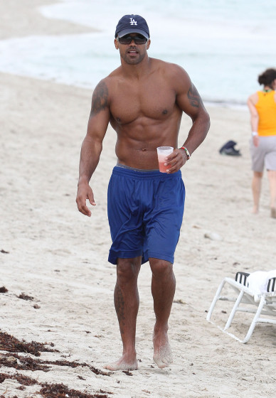 9057474 'Criminal Minds' actor Shemar Moore enjoying the beach with some ladies in Miami, Florida on May 7, 2012. FameFlynet, Inc - Beverly Hills, CA, USA - +1 (818) 307-4813