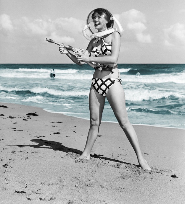 Fmeie in costum de baie, sutien retro