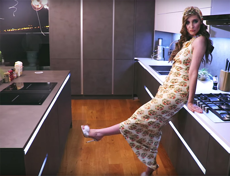 Iulia Albu in bucatarie Nolte utilata cu electrocasnice Franke