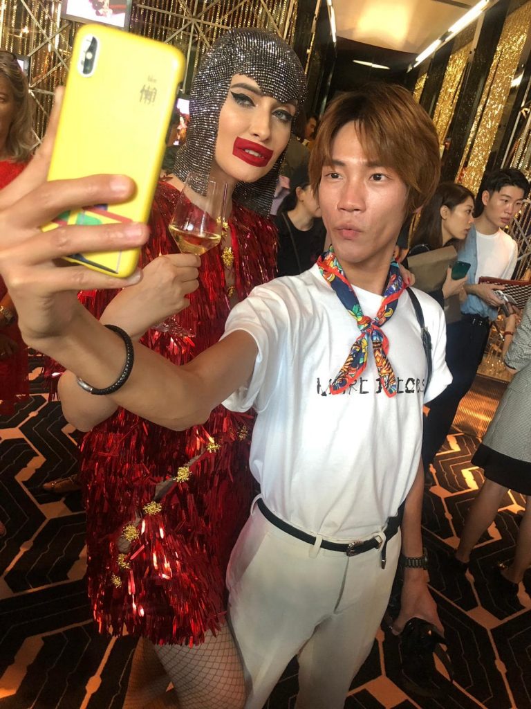  Iulia Albu, la Milano, îmbrăcată în roșu 